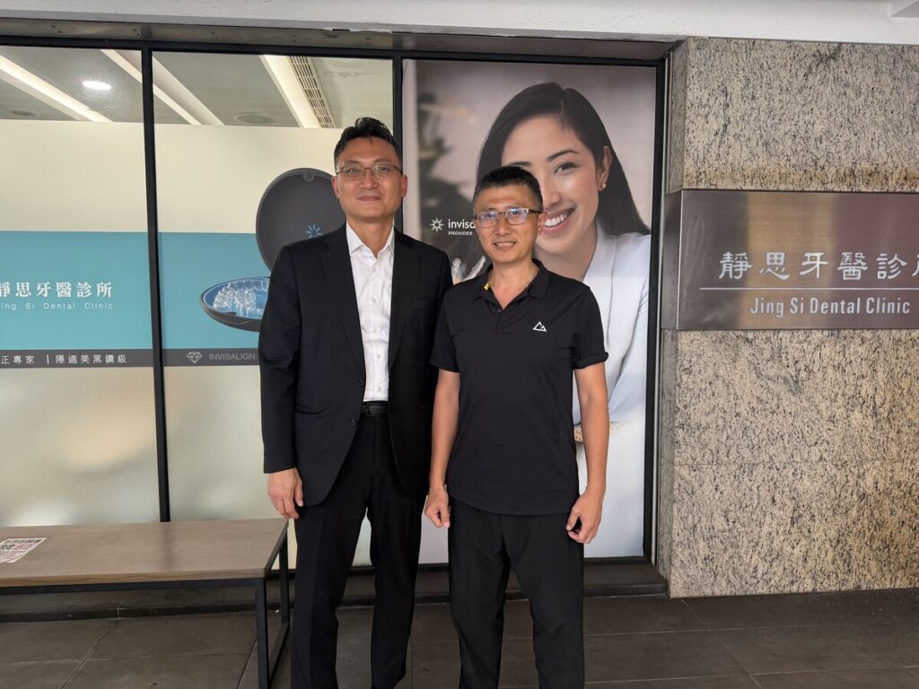 隱適美亞太區總裁 Junho 與靜思牙醫呂仁團院長在診所門口合影