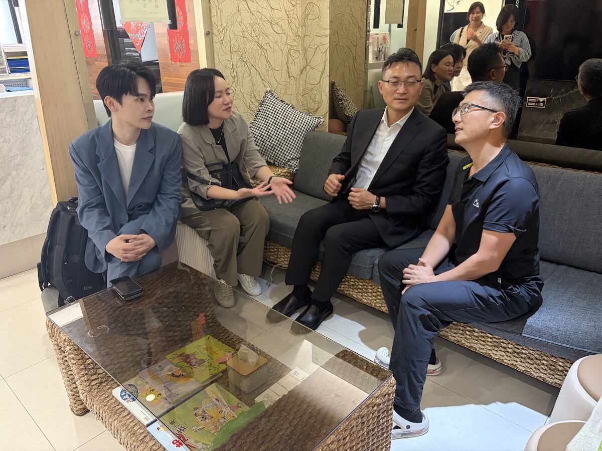 隱適美團隊與呂仁團院長在靜思牙醫候診區交流
