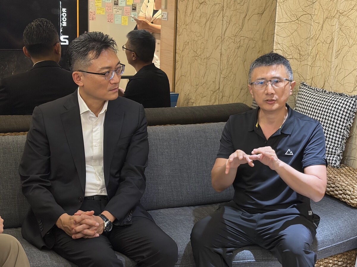呂仁團院長向隱適美亞太區總裁 Junho 說明臨床觀察