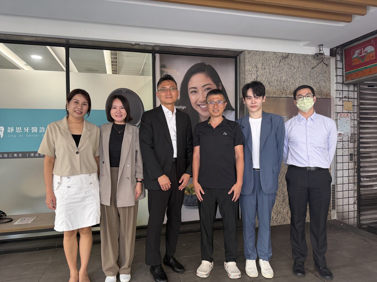 隱適美團隊與靜思牙醫呂仁團院長於診所門口大合照